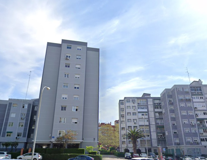 Edificios tras la rehabilitación con fachada gris